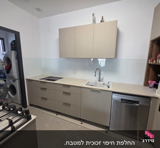 מטבח מודרני עם משטחי עבודה וכיור